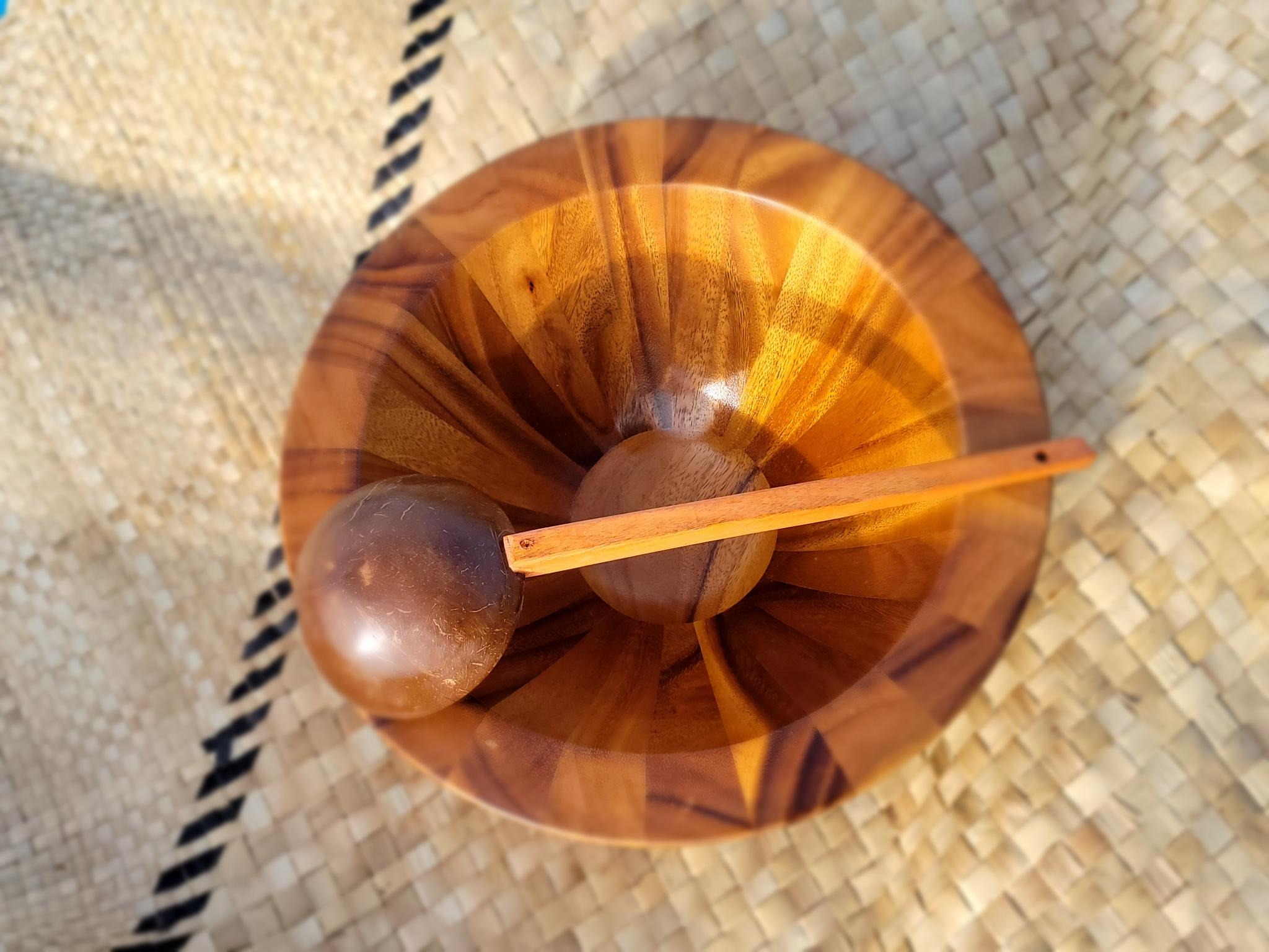 Gorgeous golden brown, handmade Tanoa with ladle made from the same beautiful wood.